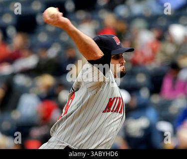 13 avril 2008 - Kansas City, Missouri, États-Unis - Pitcher JUAN RINCON des Twins du Minnesota offre un terrain contre les Royals de Kansas City, lors d'un match de baseball de la Ligue majeure au stade Kauffman. (Crédit image : © Peter Aiken/Cal Sport Media/ZUMA Press) Banque D'Images