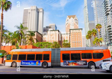 Los Angeles, Californie - 3 décembre 2024 : le bus du métro de Los Angeles passe devant Pershing Square, présentant une architecture moderne et des palmiers sous un cl Banque D'Images