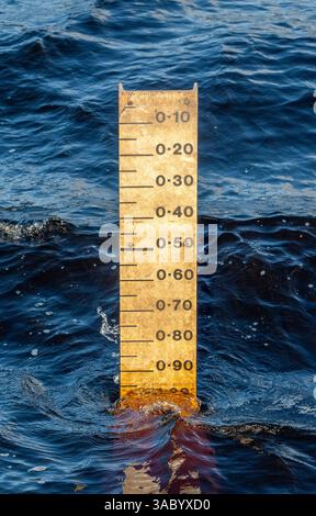 Tableau de jauge de profondeur d'eau à Ogden Water, montrant la capacité du réservoir. Halifax, West Yorkshire, Royaume-Uni Banque D'Images