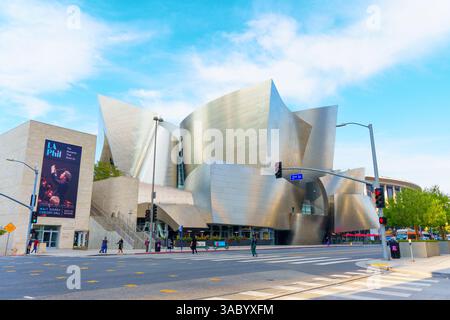 Los Angeles, Californie - 4 décembre 2024 : vue sur le Walt Disney concert Hall avec des piétons traversant la rue, mettant en valeur la vie urbaine et la mode Banque D'Images