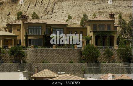 (Image rognée publiée 8/8/2004, I-1, UTS1824013) C'est une maison dans les collines au-dessus de l'Agua Caliente Race Track à Tijuana, au Mexique. Photo UT par Eduardo Contreras Banque D'Images