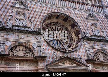 Façade de la Chapelle Colleoni avec des motifs en marbre à Bergame, Italie Banque D'Images
