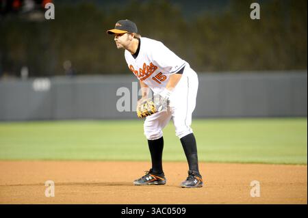 15 avr. 2008 - Baltimore, Maryland, États-Unis - KEVIN MILLAR, premier joueur des Orioles de Baltimore, #15, attend un terrain pendant le match contre Toronto. Les Blue Jays de Toronto à Baltimore Orioles, Camden Yards, Baltimore. Les Blue Jays ont gagné 11-3. (Crédit image : © John C Middlebrook/Cal Sport Media/ZUMA Press) Banque D'Images