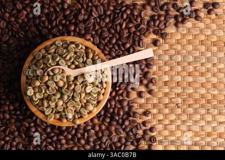 Plan détaillé de grains de café torréfiés brillants sur un tapis tissé, soulignant leur surface brillante et invitante et leur essence naturelle de haute qualité Banque D'Images
