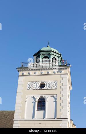 Pologne, Varsovie, Tour de l'église Sainte-Anne dans la vieille ville . Banque D'Images