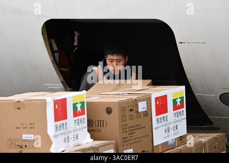 Kunming, China.2nd avril 2025. Des membres du personnel chargent du matériel de secours sur un vol à l'aéroport international de Kunming Changshui à Kunming, capitale de la province du Yunnan, dans le sud-ouest de la Chine, le 2 avril 2025. Le vol transportant environ 19 tonnes de biens de secours, y compris des médicaments, du matériel d'hygiène et de prévention des épidémies, des tentes, des couvertures et des vêtements, part de Kunming à 12h45 ce jour-là et devrait arriver à Nay Pyi Taw après deux heures. Il s’agissait du quatrième lot de fournitures de secours de la province du Yunnan au Myanmar après le tremblement de terre massif qui a frappé le pays d’Asie du Sud-est le 2 mars Banque D'Images