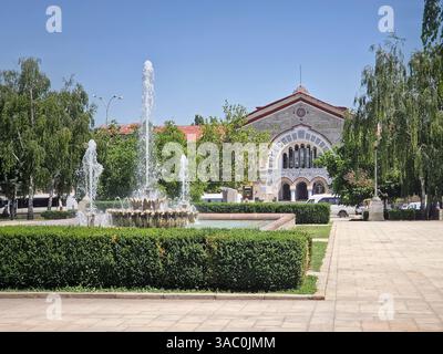 Gare de Chisinau avec vue de la place avec fontaine d'éclaboussures, République de Moldavie Banque D'Images