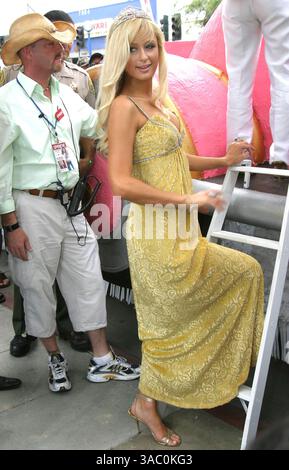 12 juin 2005 ; Hollywood, Californie, États-Unis ; actrice PARIS HILTON à la Gay Pride Parade 2005, sur Santa Monica Blvd à West Hollywood. Banque D'Images