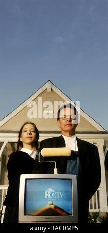 (Publié 5/8/2005, I-1) NSHGTVCover238476x001 - prise de vue 4/18/05 - les modèles se tiennent fièrement devant une nouvelle maison à Carlsbad rouleau à peinture en main en hommage à l'américain Banque D'Images