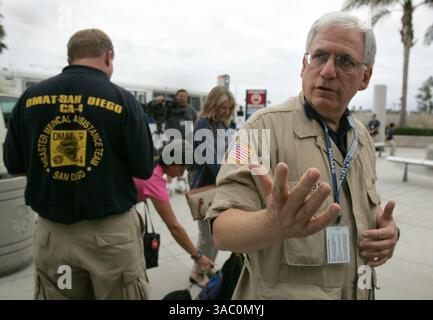 (Publié le 9/10/2005, B-3 :1, B-4 :7) 09-09-05 de retour à San Diego de la Nouvelle-Orléans, Jake Jacoby, médecin de salle d'urgence de l'UCSD et commandant de la DMAT (Disaster Medical assistance Team) a décrit les conditions désastreuses alors que lui et son équipe y ont fourni une expertise médicale très nécessaire. David Brook / Union-Tribune Banque D'Images