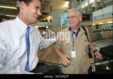 (Publié le 9/10/2005, B-7 :6) 09-09-05 Rich Liekweg(CQ), à gauche, PDG du Centre médical UCSD a accueilli Jake Jacoby, commandant de la DMAT (Disaster Medical assistance Team) et médecin de salle d'urgence au Centre médical UCSD, après son retour d'un déploiement de deux semaines à la Nouvelle-Orléans. David Brooks / Union-Tribune Banque D'Images
