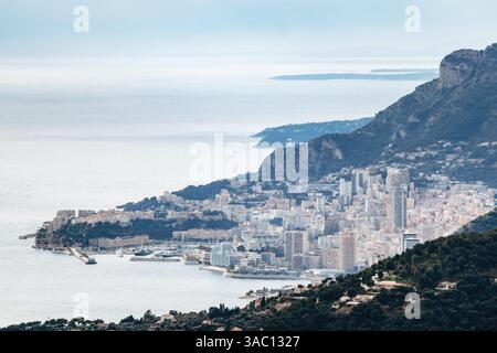 Vue sur la Principauté de Monaco depuis les montagnes à la frontière entre la France et l'Italie, mettant en valeur la ville côtière et le paysage environnant Banque D'Images