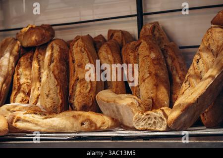 Délicieuses baguettes exposées dans une boulangerie du sud de la France Banque D'Images