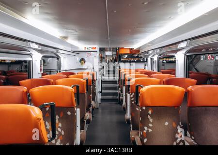Menton, France - 18 janvier 2025 : à l'intérieur d'un train TER allant de Menton à Nice Banque D'Images