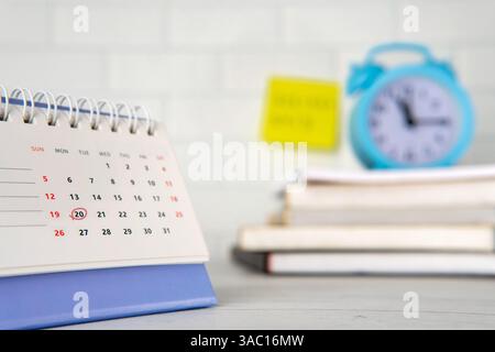 Un gros plan montre un calendrier de bureau avec la date du 20e encerclée en rouge. Date limite, rappel, enregistrer le concept de date. Banque D'Images