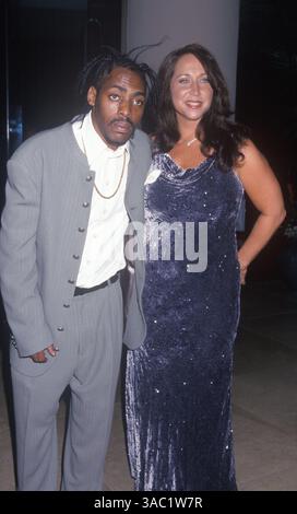 Oct 23, 1998 - Beverly Hills, CA, USA - COOLIO (né Artis Leon Ivey, Jr.) au 20ème anniversaire du Carrousel de l'espoir avec sa femme. (Crédit image : © Kathy Hutchins/ZUMA Press) Banque D'Images
