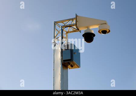 Caméras de surveillance montées sur le poteau avec ciel bleu Banque D'Images