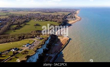 Vue aérienne de la baie d'Oldstairs, regardant le long de la côte vers Walmer et Deal, Kent Banque D'Images