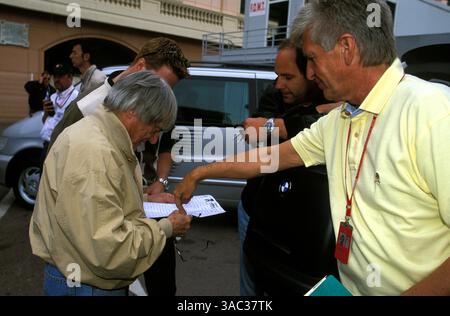 Bernie Ecclestone (GBR) F1 Supremo avec Ralf Schumacher (GER) Williams et Gerhard Berger (AUT) Directeur des compétitions BMW..Championnat du monde de formule 1, Grand Prix de Monaco, Monte-Carlo, Monaco, 26 mai 2002. (Crédit image : ©Sutton Motorsports/ZUMA Press) Banque D'Images