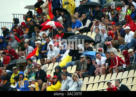 Les parapluies montent quand la pluie tombe pendant les premiers essais..Championnat du monde de formule 1, Rd8, Grand Prix du Canada, Montréal, Canada, 13 juin 2003..IMAGE NUMÉRIQUE (crédit image : ©Sutton Motorsports/ZUMA Press) Banque D'Images