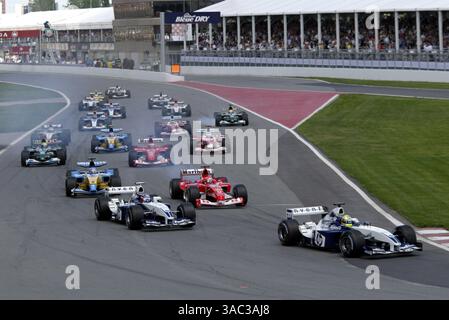 Le Pole sitter Ralf Schumacher (GER) Williams BMW FW25 mène au départ de la course contre son coéquipier Juan Pablo Montoya (col) Williams BMW FW25 et le vainqueur Michael Schumacher (GER) Ferrari F2003-GA..Championnat du monde de formule 1, Rd8, Grand Prix du Canada, jour de la course, Montréal, Canada, 15 juin 2003..IMAGE NUMÉRIQUE (crédit image : ©Sutton Motorsports/ZUMA Press) Banque D'Images