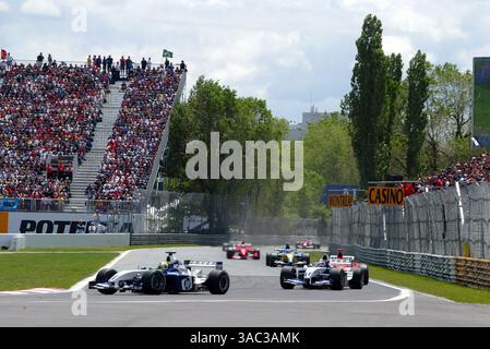 Le Pole sitter Ralf Schumacher (GER) Williams BMW FW25 mène au départ de la course contre son coéquipier Juan Pablo Montoya (col) Williams BMW FW25 et le vainqueur Michael Schumacher (GER) Ferrari F2003-GA..Championnat du monde de formule 1, Rd8, Grand Prix du Canada, jour de la course, Montréal, Canada, 15 juin 2003..IMAGE NUMÉRIQUE (crédit image : ©Sutton Motorsports/ZUMA Press) Banque D'Images