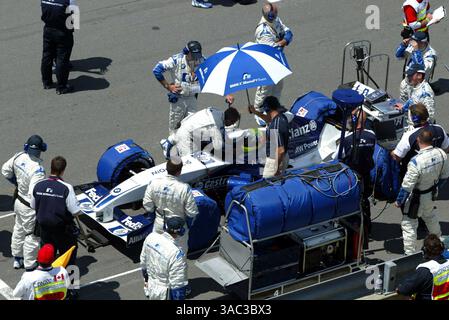 Le Pole sitter Ralf Schumacher (GER) Williams BMW FW25 sur la grille..Championnat du monde de formule 1, Rd8, Grand Prix du Canada, jour de la course, Montréal, Canada, 15 juin 2003..IMAGE NUMÉRIQUE (crédit image : ©Sutton Motorsports/ZUMA Press) Banque D'Images