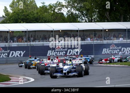 Le Pole sitter Ralf Schumacher (GER) Williams BMW FW25 mène au départ de la course contre son coéquipier Juan Pablo Montoya (col) Williams BMW FW25 et le vainqueur Michael Schumacher (GER) Ferrari F2003-GA..Championnat du monde de formule 1, Rd8, Grand Prix du Canada, jour de la course, Montréal, Canada, 15 juin 2003..IMAGE NUMÉRIQUE. (Crédit image : ©Sutton Motorsports/ZUMA Press) Banque D'Images
