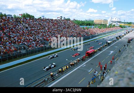 Le Pole sitter et finisseur deuxième place Ralf Schumacher (GER) Williams BMW FW25 attend avec le reste de la grille avant le départ de la course..Grand Prix du Canada, Rd 8, Montréal, 15 juin 2003..meilleure IMAGE. (Crédit image : ©Sutton Motorsports/ZUMA Press) Banque D'Images