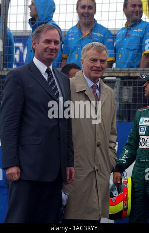 L à R) : RT. Hon. Geoff Hoon (GBR) Secrétaire d'Etat à la Défense avec Max Mosley (GBR) Président de la FIA ..Championnat du monde de formule 1, RD11, Grand Prix de Grande-Bretagne, préparatifs, Silverstone, Angleterre, 17 juillet 2003..IMAGE NUMÉRIQUE (crédit image : ©Sutton Motorsports/ZUMA Press) Banque D'Images