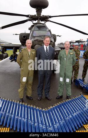 Geoff Hoon (GBR) Secrétaire d'État à la Défense avec un hélicoptère Apache Agusta Westland de l'armée britannique sur la ligne droite de départ/arrivée..Championnat du monde de formule 1, RD11, Grand Prix de Grande-Bretagne, préparatifs, Silverstone, Angleterre, 17 juillet 2003..IMAGE NUMÉRIQUE (crédit image : ©Sutton Motorsports/ZUMA Press) Banque D'Images