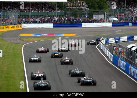 Le terrain se dirige dans le premier virage au départ de la course..Championnat du monde de formule 1, RD11, Grand Prix de Grande-Bretagne, Race Day, Silverstone, Angleterre, 20 juillet 2003..IMAGE NUMÉRIQUE (crédit image : ©Sutton Motorsports/ZUMA Press) Banque D'Images
