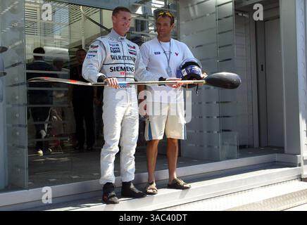 De gauche à droite) : David Coulthard (GBR) McLaren rencontre Akos Vereczkei (HUN) Champion olympique, mondial et européen de kayak..Championnat du monde de formule 1, Rd13, Grand Prix de Hongrie, Hungaroring, Hongrie, 23 août 2003..IMAGE NUMÉRIQUE (crédit image : ©Sutton Motorsports/ZUMA Press) Banque D'Images