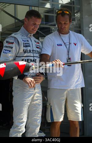 De gauche à droite) : David Coulthard (GBR) McLaren rencontre Akos Vereczkei (HUN) Champion olympique, mondial et européen de kayak..Championnat du monde de formule 1, Rd13, Grand Prix de Hongrie, Hungaroring, Hongrie, 23 août 2003..IMAGE NUMÉRIQUE (crédit image : ©Sutton Motorsports/ZUMA Press) Banque D'Images