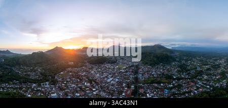 Panorama aérien de la ville de Bajawa au coucher du soleil Banque D'Images