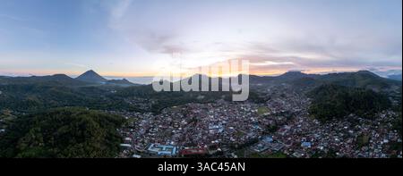 Panorama aérien de la ville de Bajawa au coucher du soleil Banque D'Images