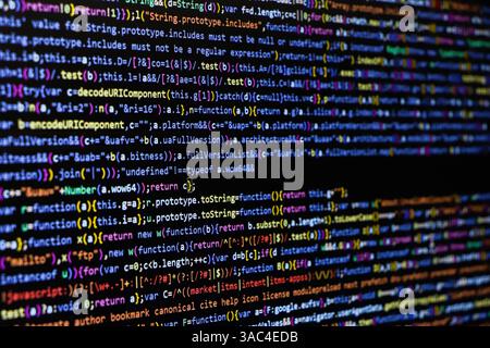 Code source du logiciel. Code de programmation. Code de programmation sur l'écran du calculateur. Développeur travaillant sur les codes de programme au bureau. Photo du code source. Technolo Banque D'Images