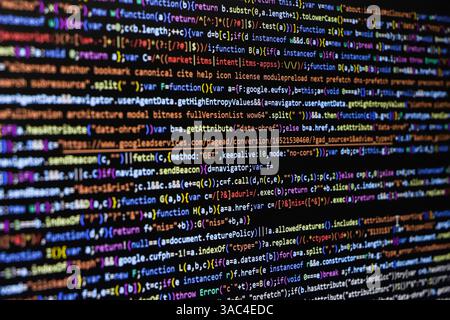 Code source du logiciel. Code de programmation. Code de programmation sur l'écran du calculateur. Développeur travaillant sur les codes de programme au bureau. Photo du code source. Technolo Banque D'Images