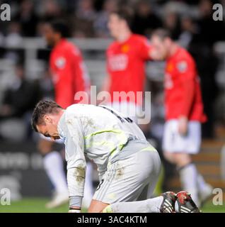 23 février 2008 - Newcastle, Royaume-Uni - le gardien de but STEVE HARPER de Newcastle s'agenouille après que Louis Saha ait donné à Manchester United un cinquième but lors du match de Barclays FA premier League entre Newcastle United et Manchester United au St James' Park de Newcastle. Manchester United bat Newcastle 5-1. (Crédit image : © Jed Wee/Cal Sport Media/ZUMA Press) Banque D'Images
