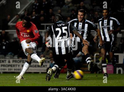 23 février 2008 - Newcastle, Royaume-Uni - LOUIS SAHA (l) de Manchester United marque son cinquième but du match lors du match de Barclays FA premier League entre Newcastle United et Manchester United au St James' Park de Newcastle. Manchester United bat Newcastle 5-1. (Crédit image : © Jed Wee/Cal Sport Media/ZUMA Press) Banque D'Images