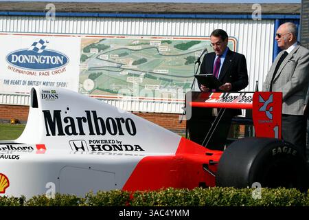 De gauche à droite) : animateur, Simon Taylor avec le propriétaire de Donington Park, Tom Wheatcroft, avec une ancienne McLaren Honda MP4/6 de 1991 Ayrton Senna..Ayrton Senna remporte le 10e anniversaire du Grand Prix d'Europe 1993-2003, Donington Park, Angleterre, 11 avril 2003..IMAGE NUMÉRIQUE (crédit image : ©Sutton Motorsports/ZUMA Press) Banque D'Images