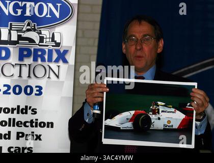 Simon Taylor, animateur, montre une des photographies de Keith Suttons d'Ayrton Senna célébrant sa victoire au Donington Park il y a 10 ans..Ayrton Senna remporte le Grand Prix d'Europe 10e anniversaire 1993-2003, Donington Park, Angleterre, 11 avril 2003..IMAGE NUMÉRIQUE (crédit image : ©Sutton Motorsports/ZUMA Press) Banque D'Images