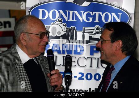 De gauche à droite) : Tom Wheatcroft et le présentateur Simon Taylor rappellent les « bons vieux » jours de formule 1 à Donington Park..Ayrton Senna remporte le 10e anniversaire du Grand Prix d'Europe 1993-2003, Donington Park, Angleterre, 11 avril 2003..IMAGE NUMÉRIQUE (crédit image : ©Sutton Motorsports/ZUMA Press) Banque D'Images