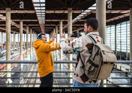 Touristes prenant des photos et des vidéos à la gare Banque D'Images