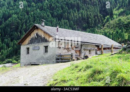 Ancien bâtiment idyllique de la Seebachalm dans l'arrière Defereggental dans le Tyrol oriental (Autriche) Banque D'Images