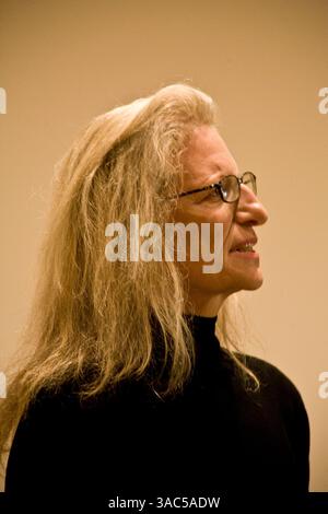 Feb 29, 2008 - San Francisco, CA, USA - la photographe de portrait ANNIE LEIBOVITZ ouvre son exposition 'la vie d'un photographe, 1990-2005' à la Légion d'honneur à San Francisco. Diplômée du San Francisco Art Institute, la rétrospective de Leibovitz contient un grand nombre de ses photographies emblématiques capturées alors qu'elle était en mission pour les magazines Rolling Stones, Vanity Fair et Vogue. Entremêlés entre les œuvres commerciales, se trouvent des portraits intensément personnels de sa famille et de sa relation avec Susan Sontag, décédée en 2004. Le spectacle montre également des aspects moins connus de son travail, comme la documentation du siège de Saraje Banque D'Images