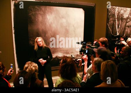 Feb 29, 2008 - San Francisco, CA, USA - la photographe de portrait ANNIE LEIBOVITZ ouvre son exposition 'la vie d'un photographe, 1990-2005' à la Légion d'honneur à San Francisco. Diplômée du San Francisco Art Institute, la rétrospective de Leibovitz contient un grand nombre de ses photographies emblématiques capturées alors qu'elle était en mission pour les magazines Rolling Stones, Vanity Fair et Vogue. Entremêlés entre les œuvres commerciales, se trouvent des portraits intensément personnels de sa famille et de sa relation avec Susan Sontag, décédée en 2004. Le spectacle montre également des aspects moins connus de son travail, comme la documentation du siège de Saraje Banque D'Images