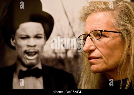 Feb 29, 2008 - San Francisco, CA, USA - la photographe de portrait ANNIE LEIBOVITZ ouvre son exposition 'la vie d'un photographe, 1990-2005' à la Légion d'honneur à San Francisco. Diplômée du San Francisco Art Institute, la rétrospective de Leibovitz contient un grand nombre de ses photographies emblématiques capturées alors qu'elle était en mission pour les magazines Rolling Stones, Vanity Fair et Vogue. Entremêlés entre les œuvres commerciales, se trouvent des portraits intensément personnels de sa famille et de sa relation avec Susan Sontag, décédée en 2004. Le spectacle montre également des aspects moins connus de son travail, comme la documentation du siège de Saraje Banque D'Images