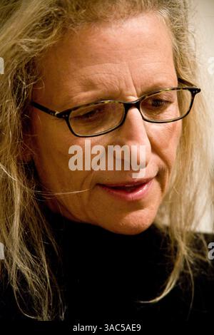 Feb 29, 2008 - San Francisco, CA, USA - la photographe de portrait ANNIE LEIBOVITZ ouvre son exposition 'la vie d'un photographe, 1990-2005' à la Légion d'honneur à San Francisco. Diplômée du San Francisco Art Institute, la rétrospective de Leibovitz contient un grand nombre de ses photographies emblématiques capturées alors qu'elle était en mission pour les magazines Rolling Stones, Vanity Fair et Vogue. Entremêlés entre les œuvres commerciales, se trouvent des portraits intensément personnels de sa famille et de sa relation avec Susan Sontag, décédée en 2004. Le spectacle montre également des aspects moins connus de son travail, comme la documentation du siège de Saraje Banque D'Images