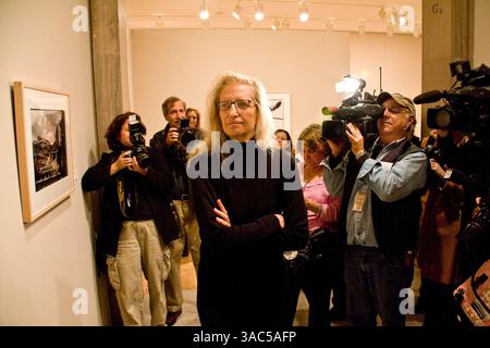Feb 29, 2008 - San Francisco, CA, USA - la photographe de portrait ANNIE LEIBOVITZ ouvre son exposition 'la vie d'un photographe, 1990-2005' à la Légion d'honneur à San Francisco. Diplômée du San Francisco Art Institute, la rétrospective de Leibovitz contient un grand nombre de ses photographies emblématiques capturées alors qu'elle était en mission pour les magazines Rolling Stones, Vanity Fair et Vogue. Entremêlés entre les œuvres commerciales, se trouvent des portraits intensément personnels de sa famille et de sa relation avec Susan Sontag, décédée en 2004. Le spectacle montre également des aspects moins connus de son travail, comme la documentation du siège de Saraje Banque D'Images